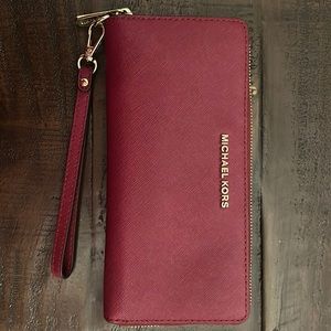 Michael Kors Large Continental Wallet Wristlet Leather, burgundy color like new